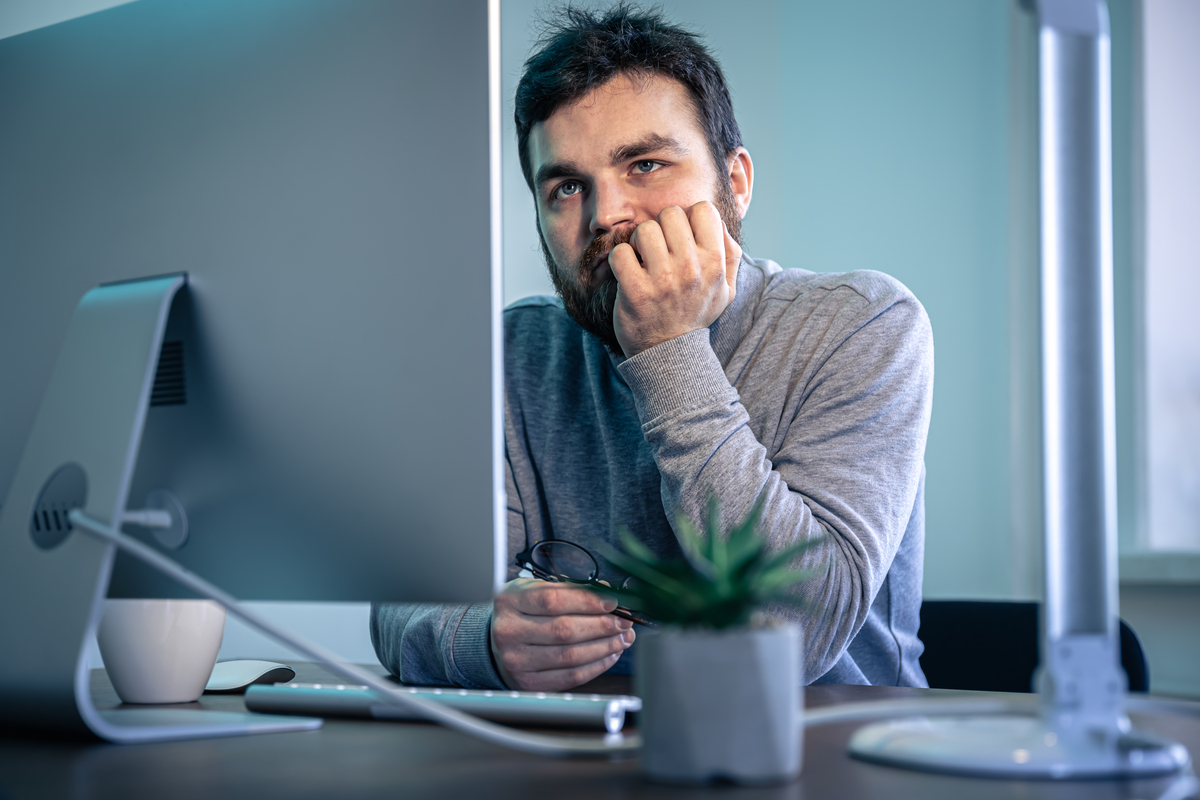 Solidão no trabalho: Estamos ignorando uma crise crescente em nosso meio?