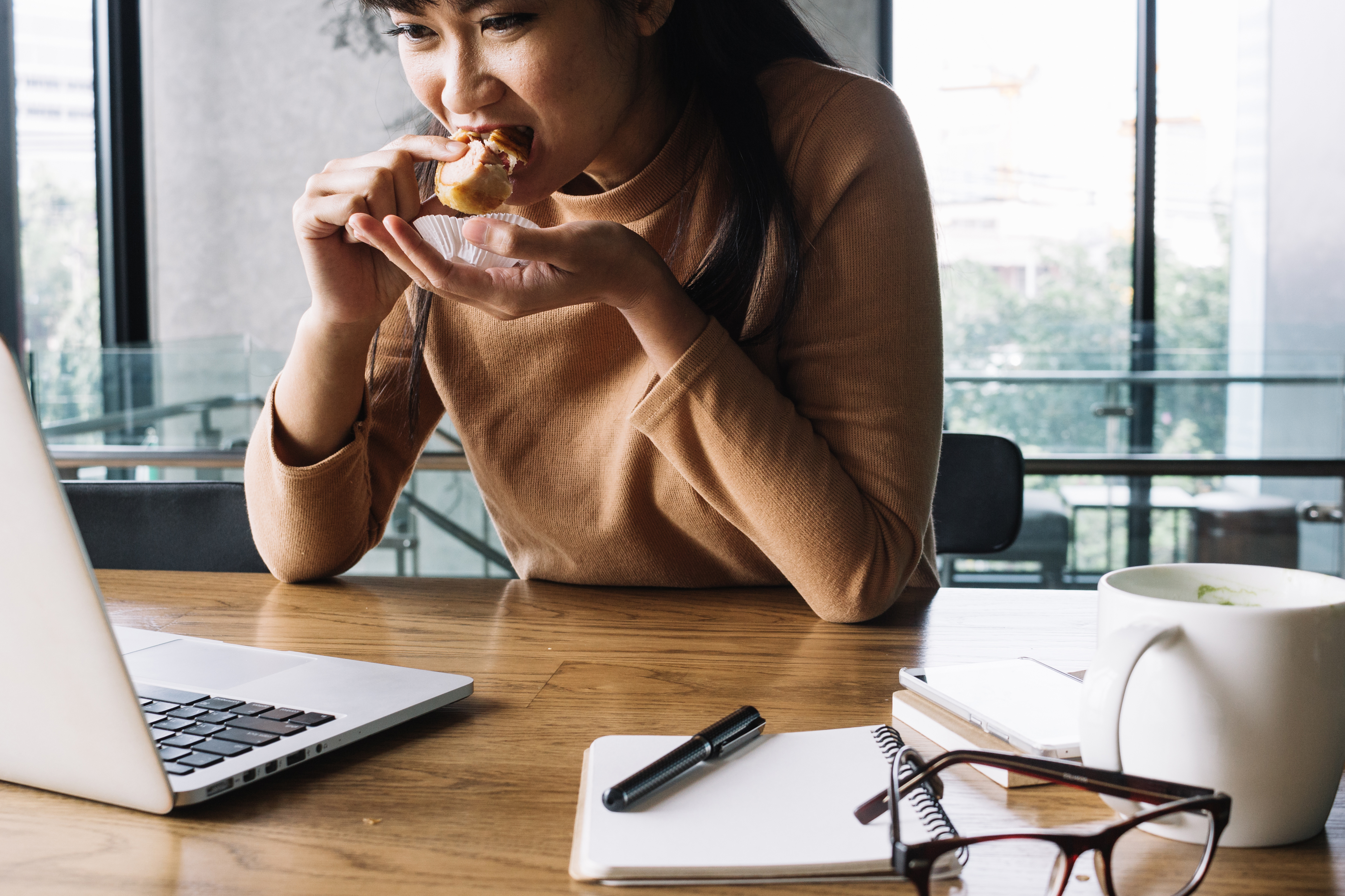 Fome emocional: 47% dos colaboradores comem mais quando estão ansioso