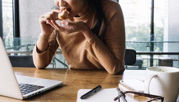 Fome emocional: 47% dos colaboradores comem mais quando estão ansioso